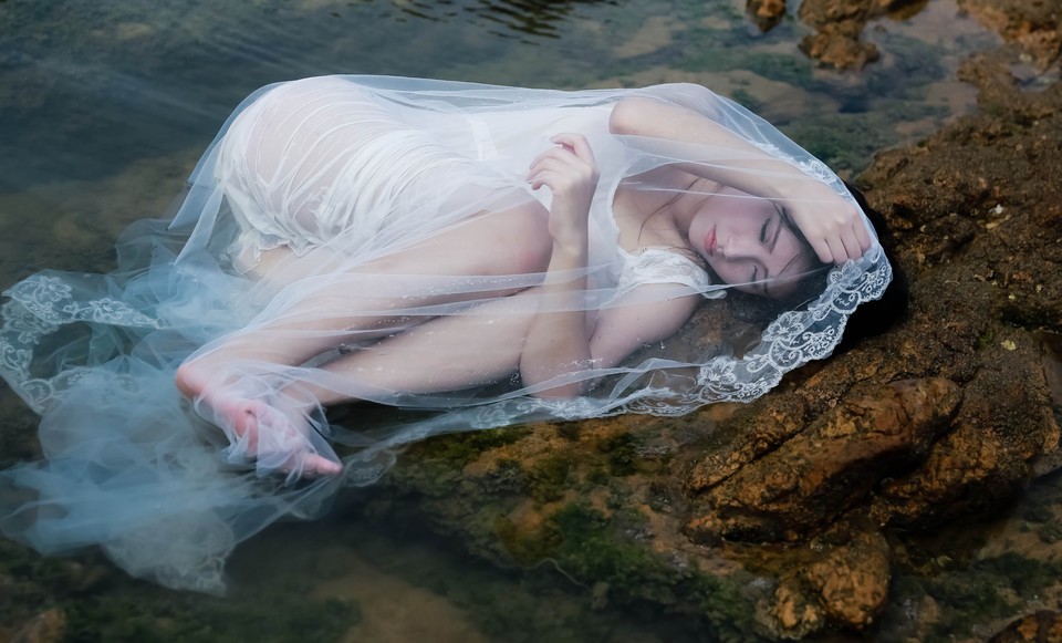 白裙美女搁浅在水中  第3张