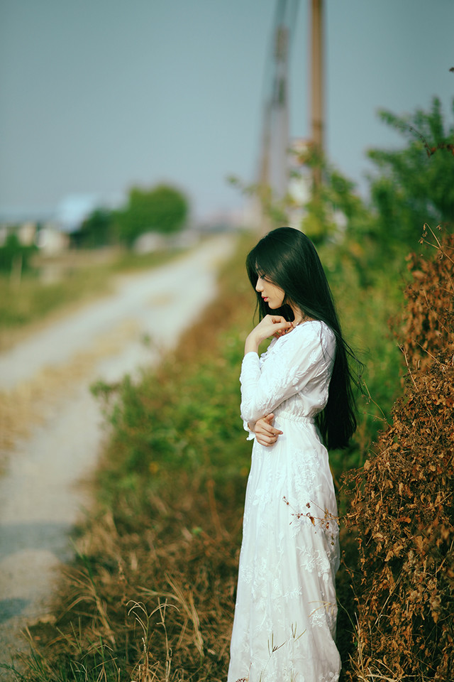 长裙女子户外思绪  第22张