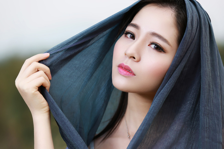 养眼美女户外夕阳落下  第1张