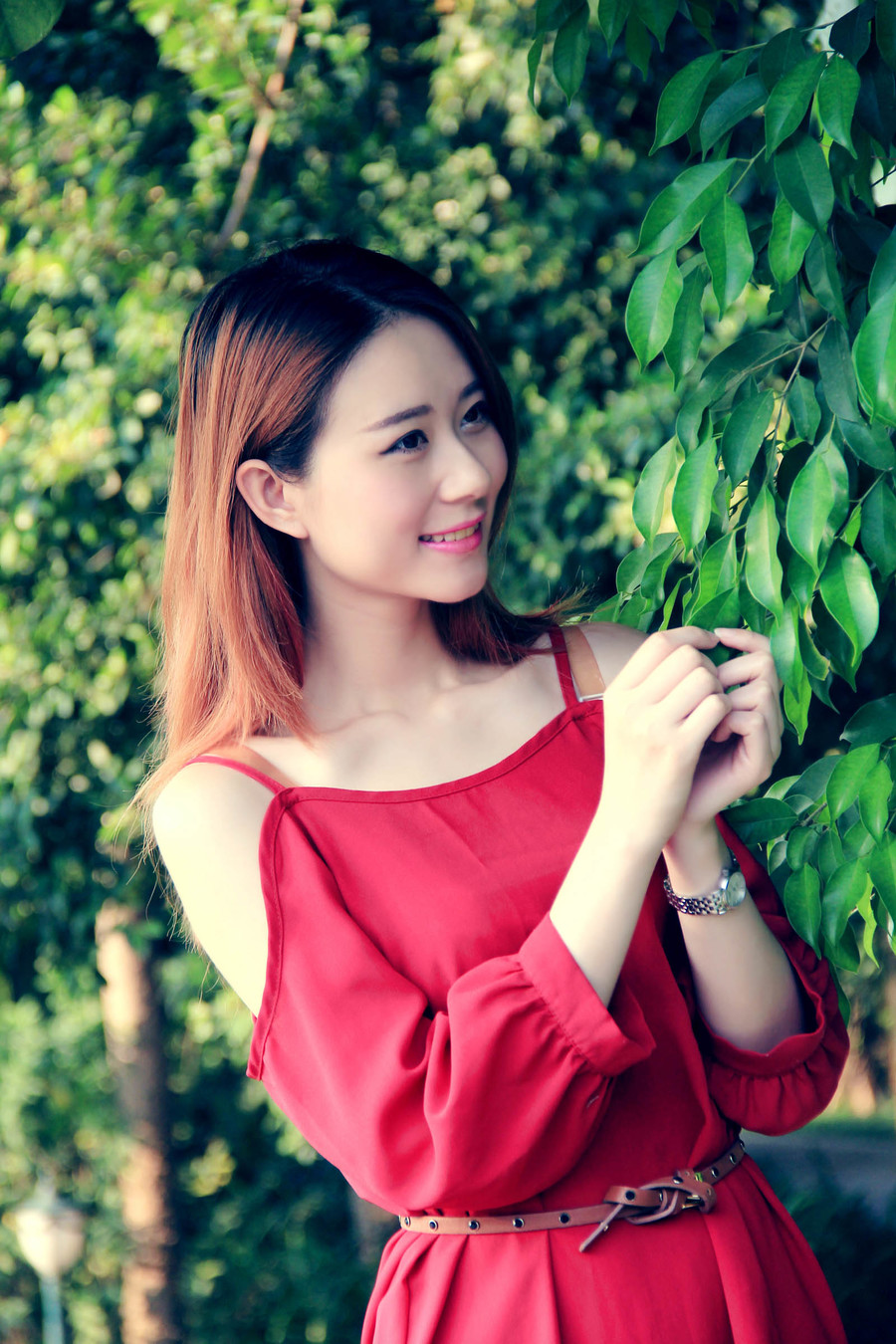 红裙女子花丛靓丽图  第6张