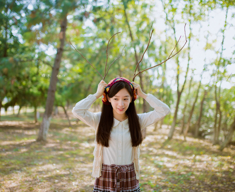 碎花裙美女森林捡松果  第14张