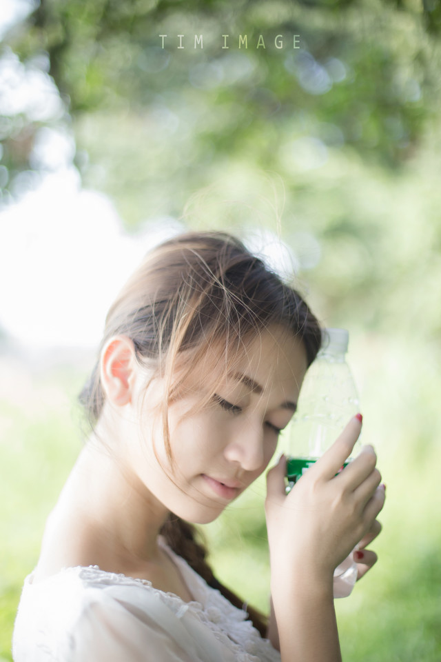 长裙女子纪念青春时光  第13张