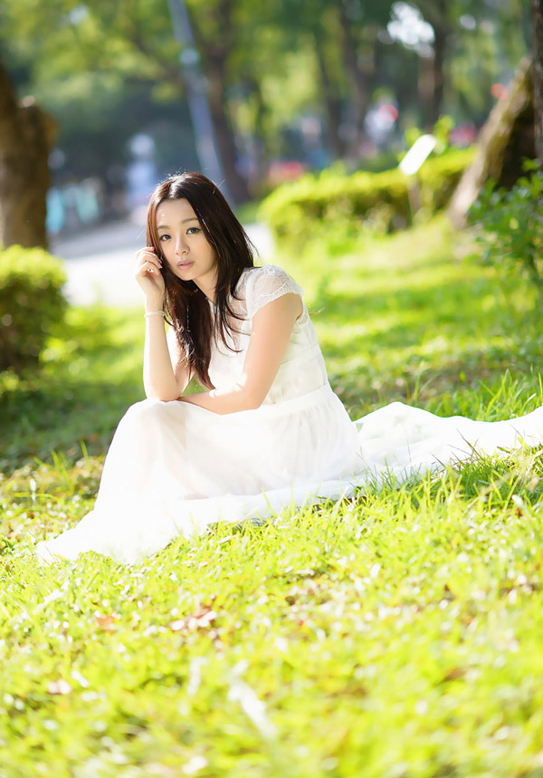 单车女子的长裙飘逸迷人图  第11张