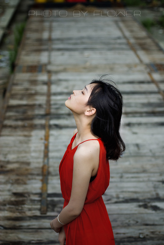 废弃建筑的吊带长裙的短发女子  第12张
