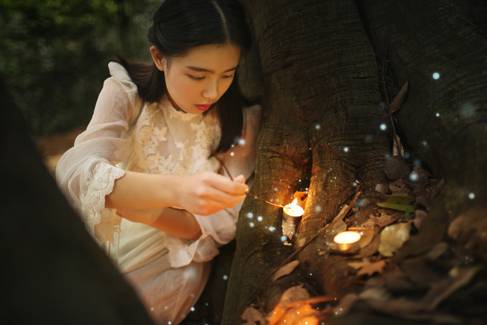 树下美女夜晚灯光点点  第12张