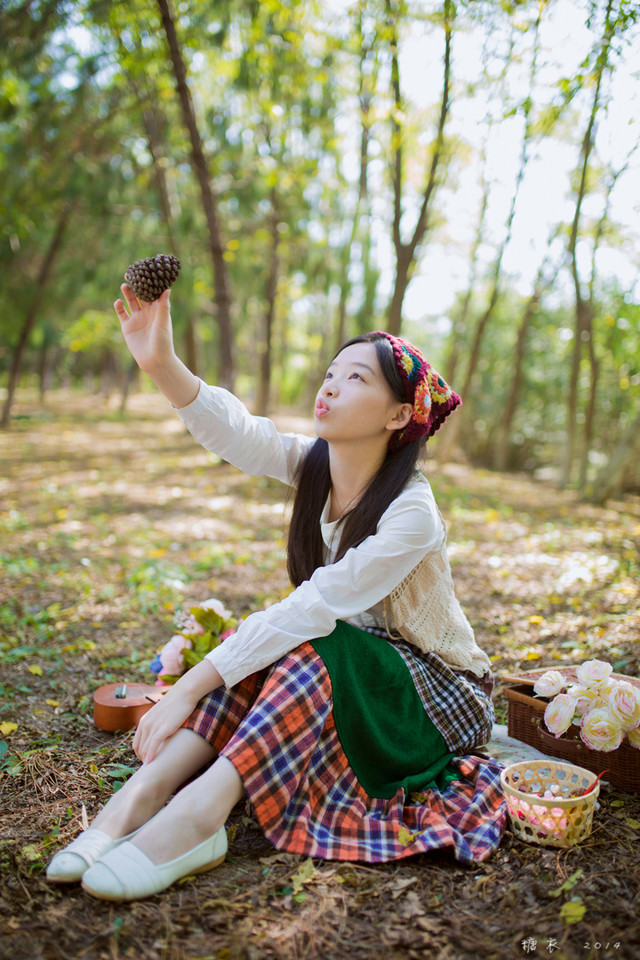 碎花裙美女森林捡松果  第10张