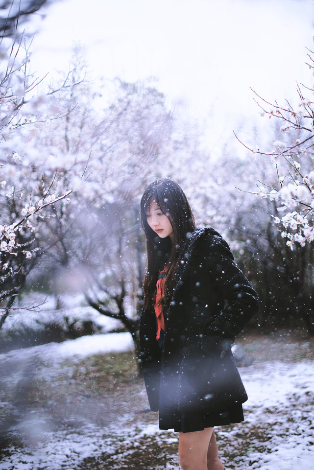雪地上的清纯女子图片  第5张