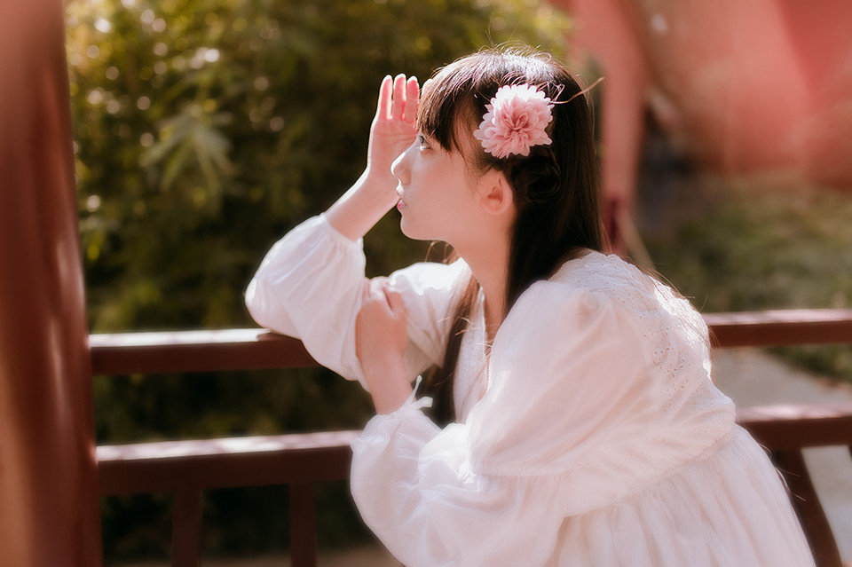 清纯女子户外迷人白裙  第4张