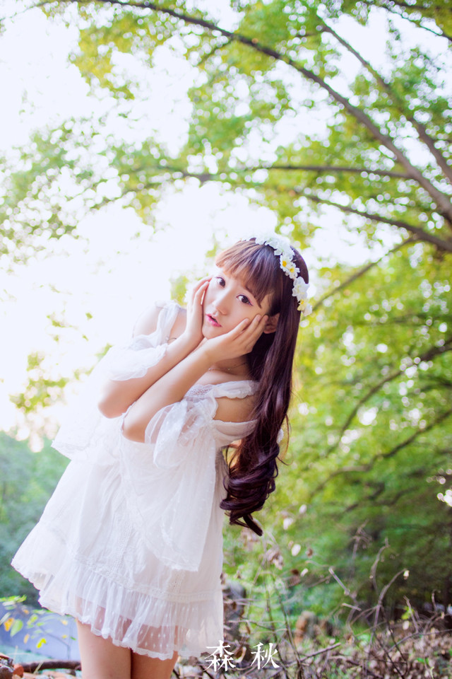 蕾丝短裙美女在深秋的森林写真图  第5张