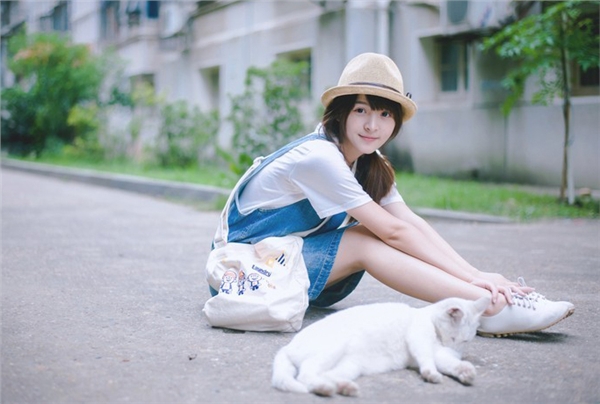 素颜美女户外清纯可人图  第4张