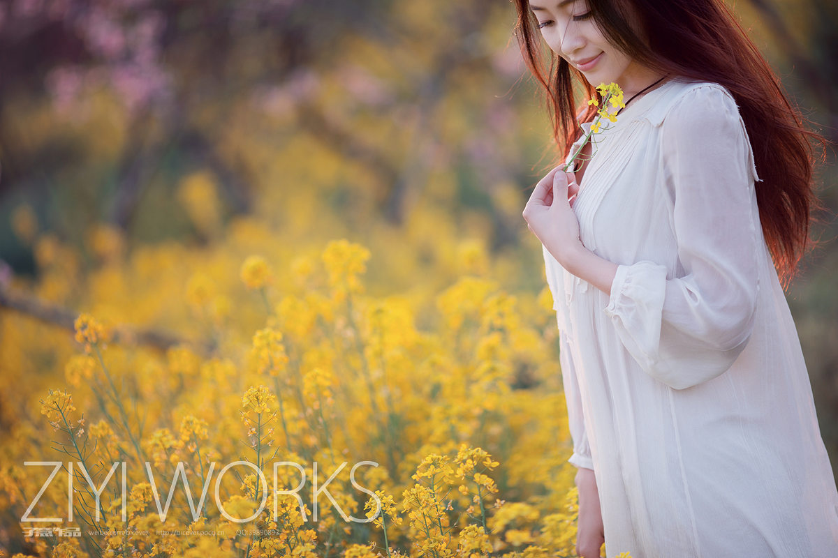 花圃中的白裙女子唯美图  第8张