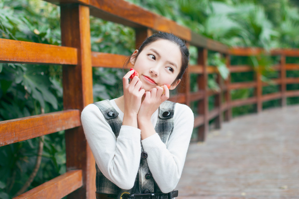 清纯美女户外甜美卖萌写真  第2张