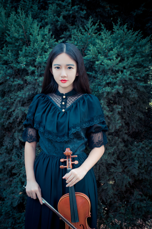 小提琴女子户外清纯图  第7张