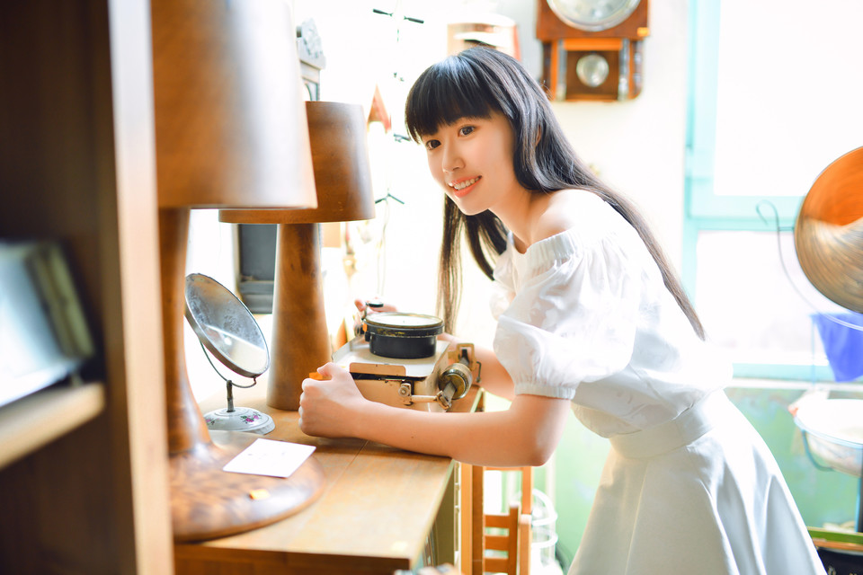 甜美清纯白裙少女  第2张