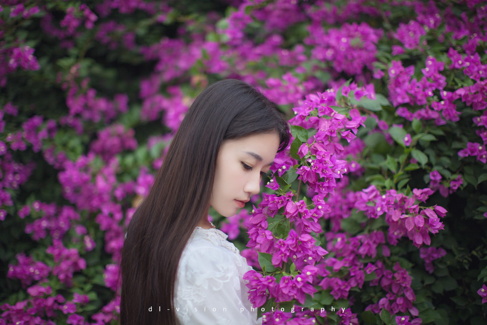 花丛中的白裙迷人少女  第9张