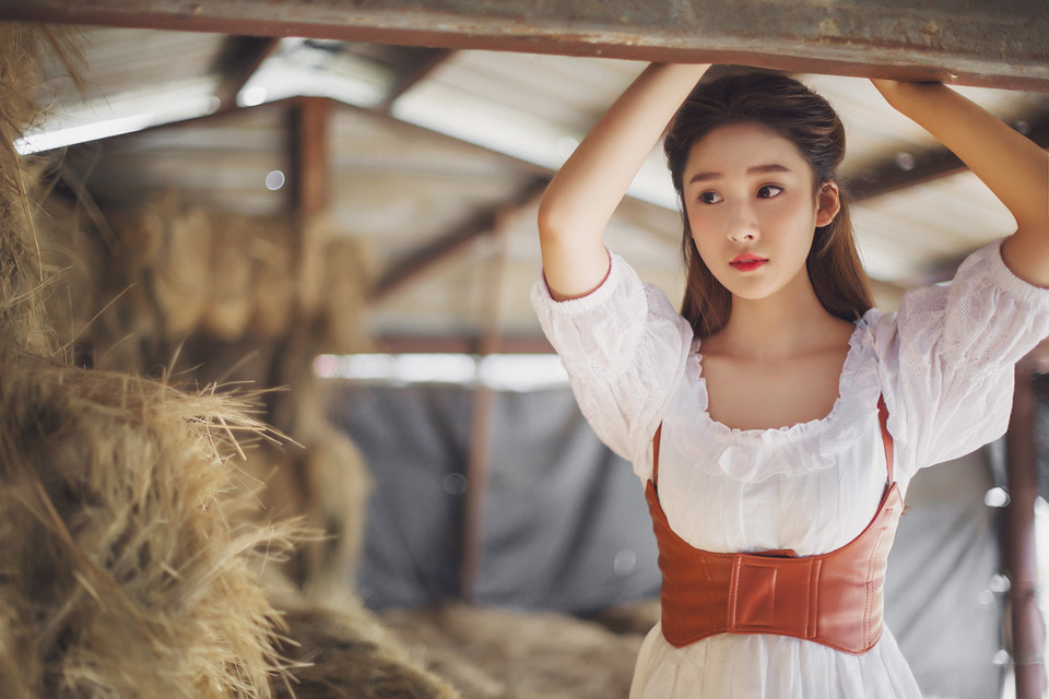 女子与马的亲密接触图  第1张
