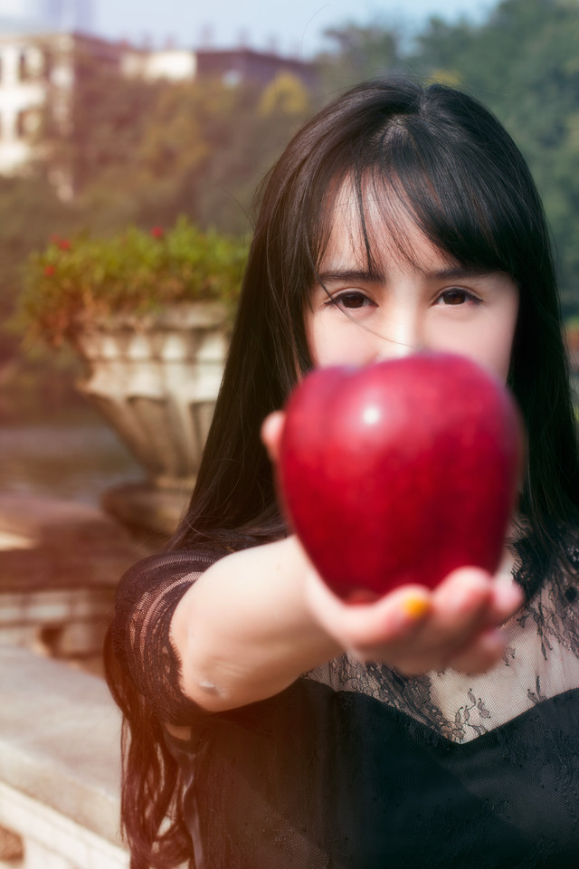 黑裙美女游园清纯写真  第7张