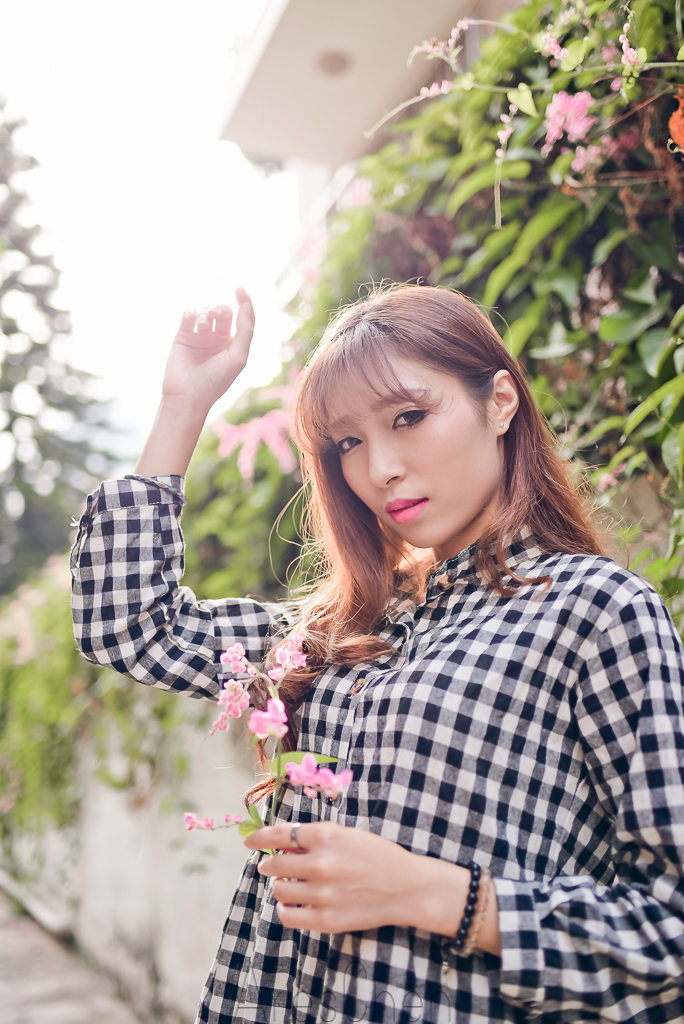 格子长裙女子的秀气写真  第13张