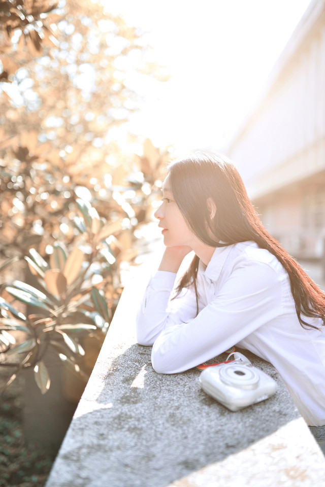 清新女子阳光下甜美笑容  第5张