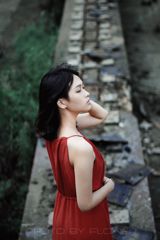 废弃建筑的吊带长裙的短发女子  第13张