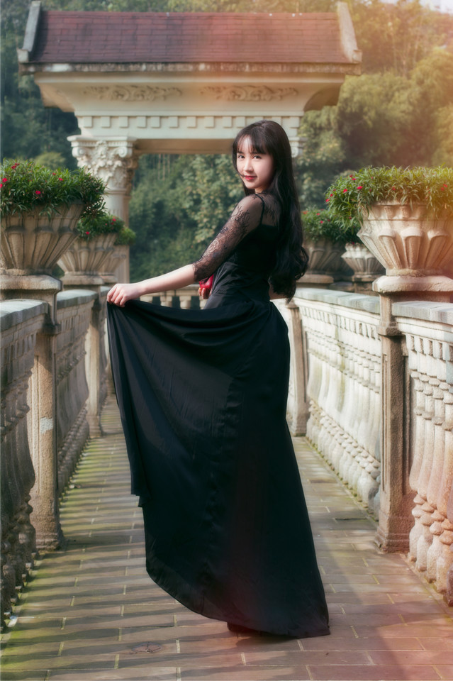 黑裙美女游园清纯写真  第16张