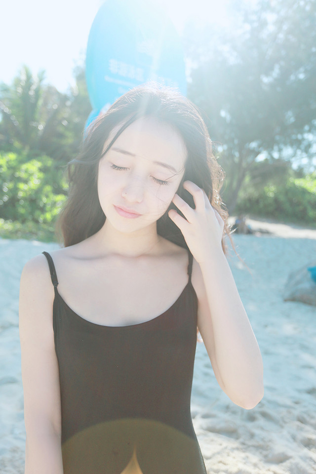 阳光下长发美女清纯照  第10张