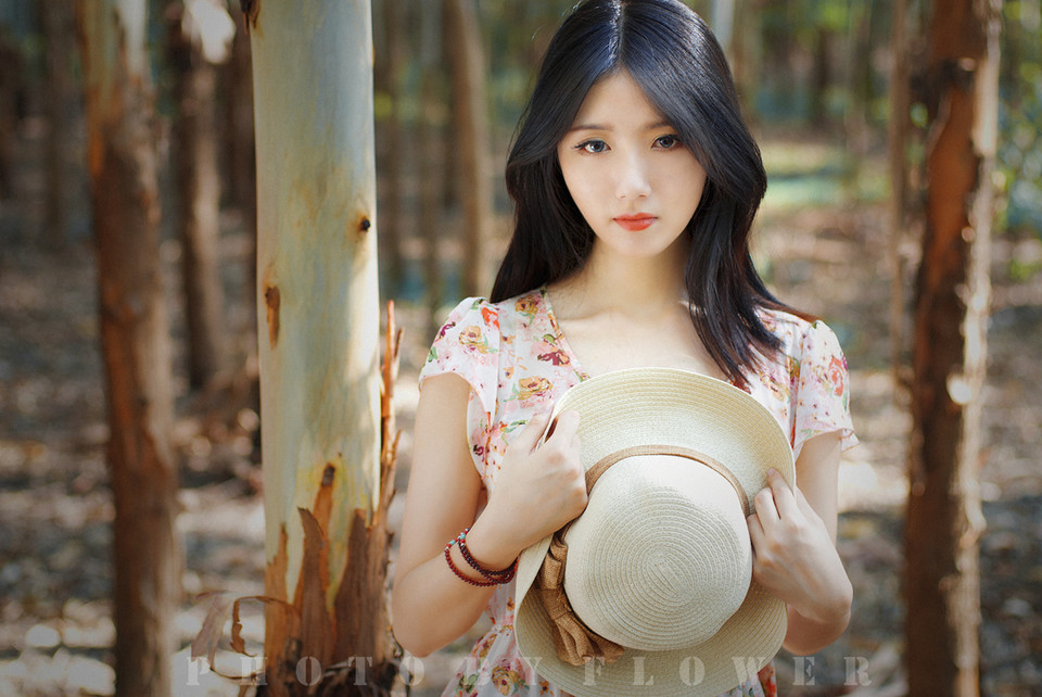森林里面的碎花长裙唯美图  第9张