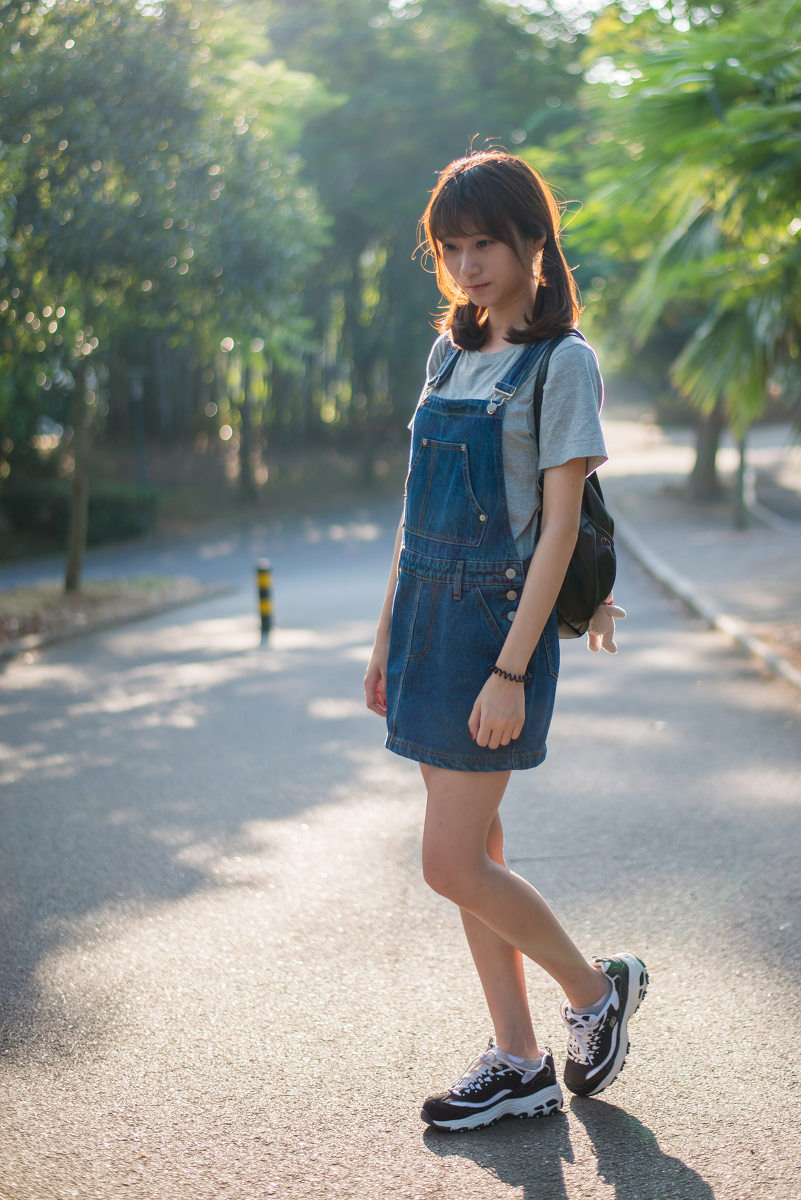 背带裤女子的双马尾清纯图  第5张