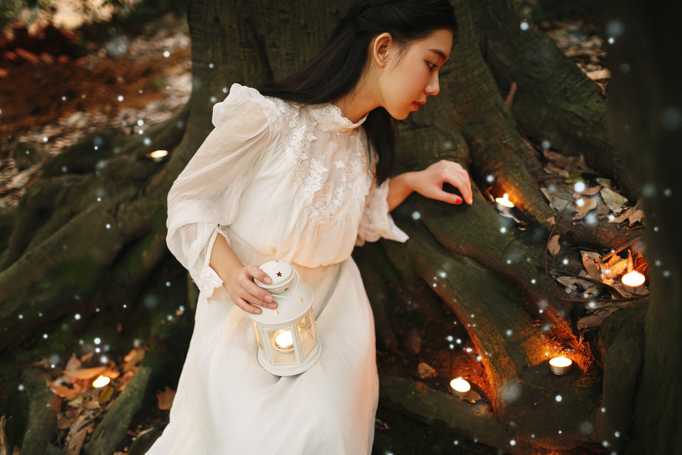 树下美女夜晚灯光点点  第1张