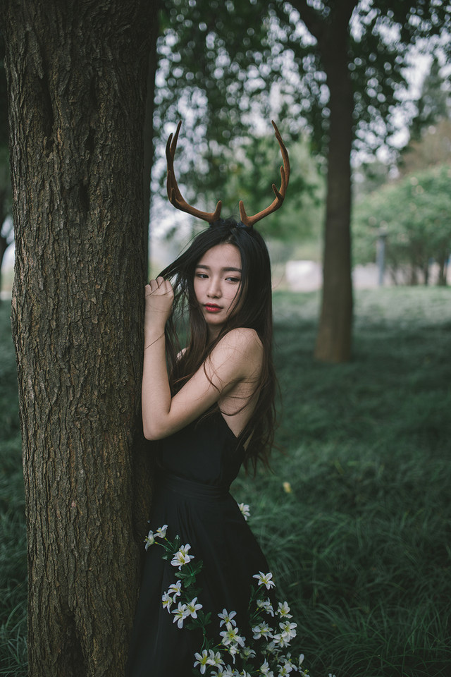 麋鹿女子森林唯美清纯图  第3张