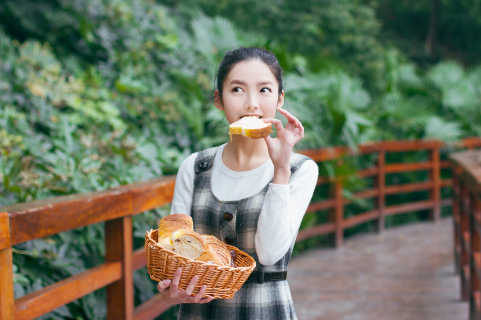清纯美女户外甜美卖萌写真  第14张
