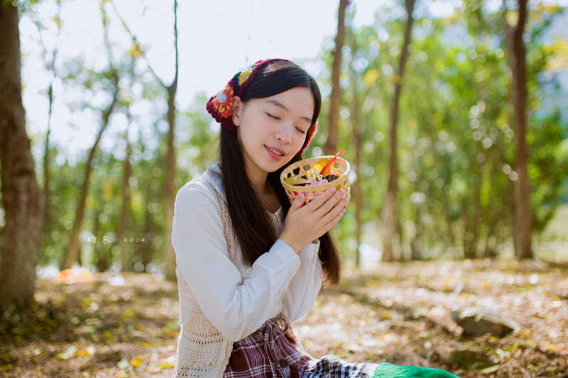 碎花裙美女森林捡松果  第8张