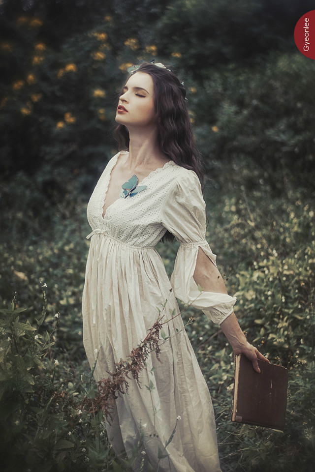草丛长裙美女唯美图  第21张