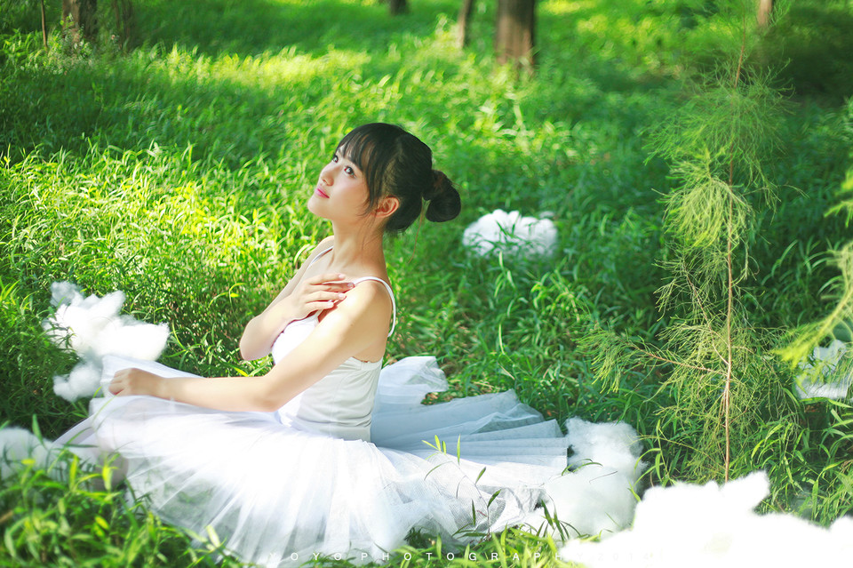 夏日美女在森林中舞动身姿  第6张