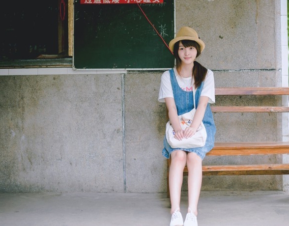 素颜美女户外清纯可人图  第5张
