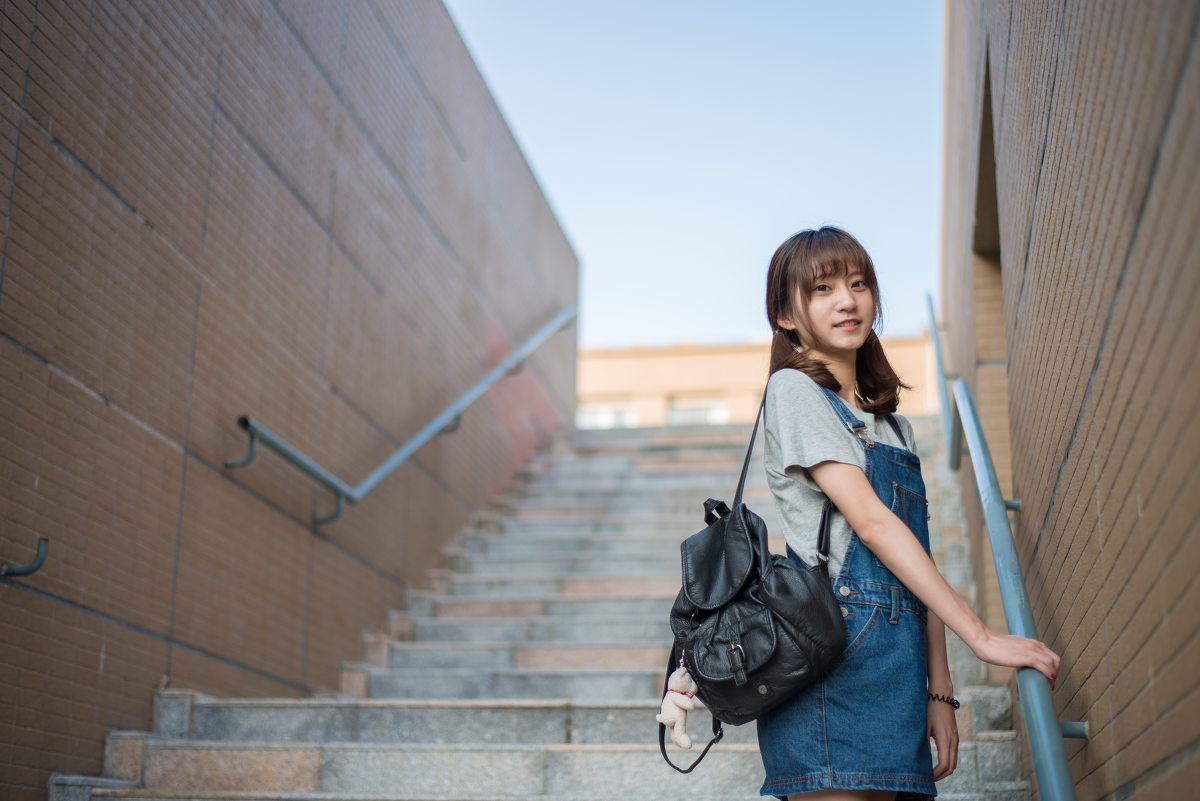 背带裤女子的双马尾清纯图  第16张