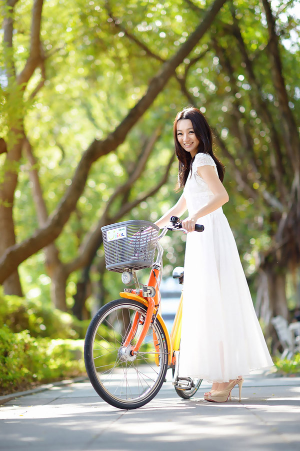 单车女子的长裙飘逸迷人图  第7张