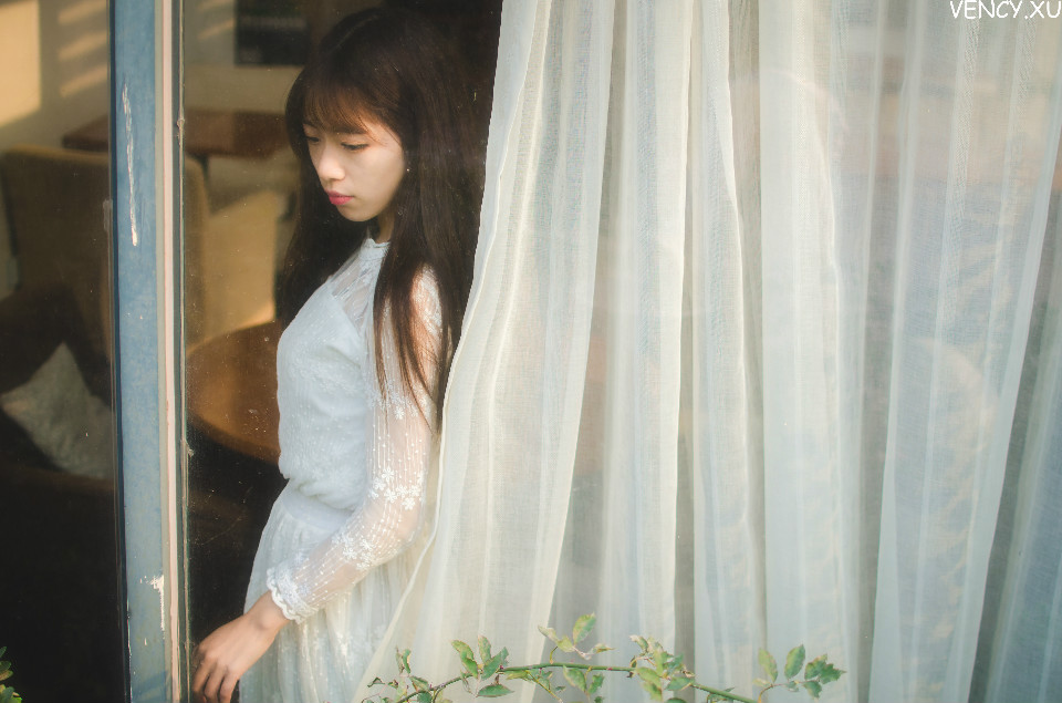 长发女子安静私房清纯写真  第1张