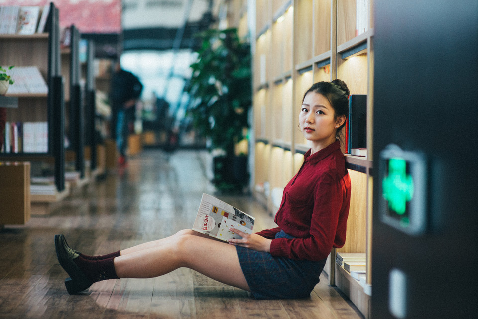 图书馆清纯卖萌女  第1张