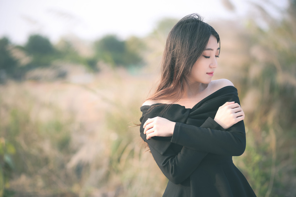 冬季清纯卷发女子寻找希望  第7张
