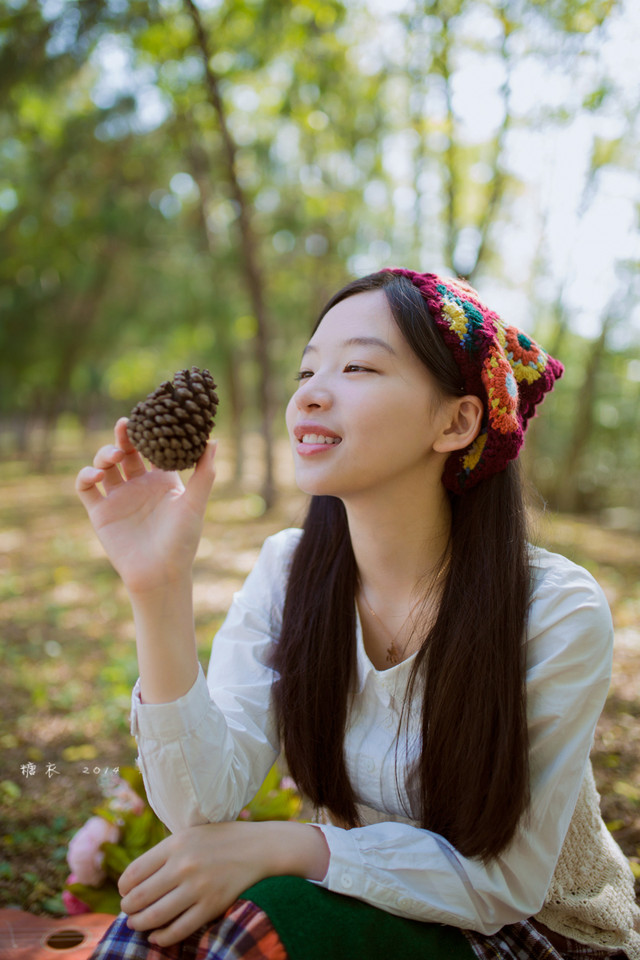 碎花裙美女森林捡松果  第5张