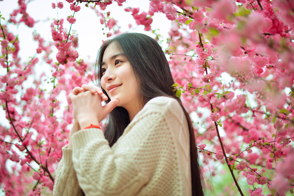 花下女子的甜美迷人图  第7张