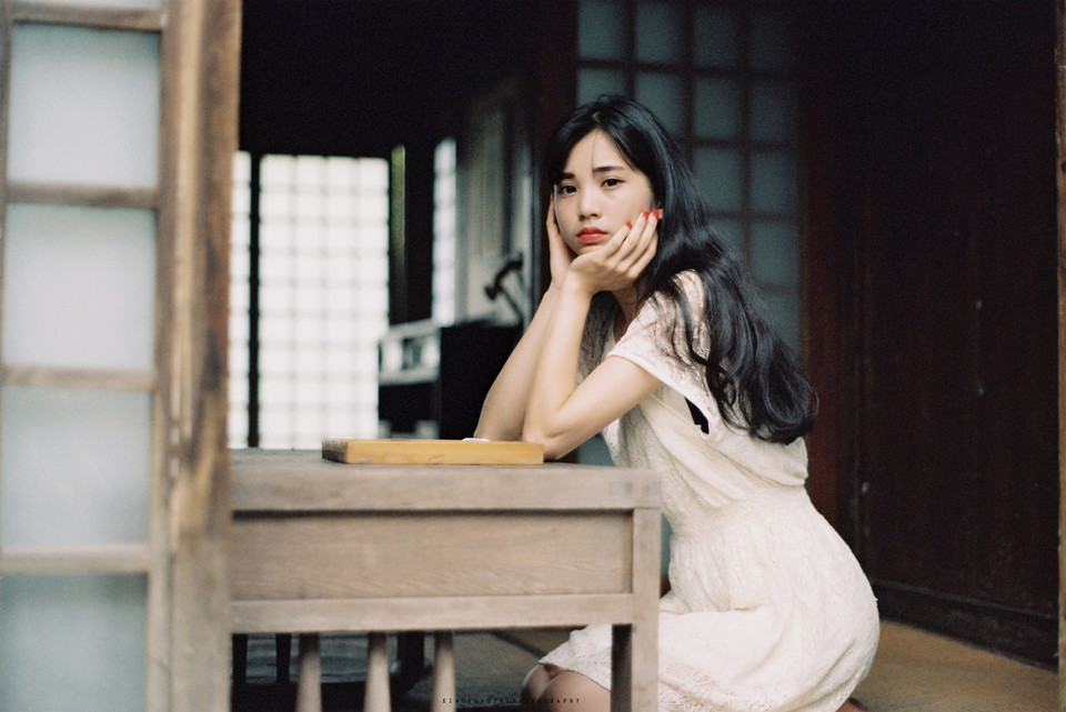 白裙蕾丝美女呆萌写真  第4张