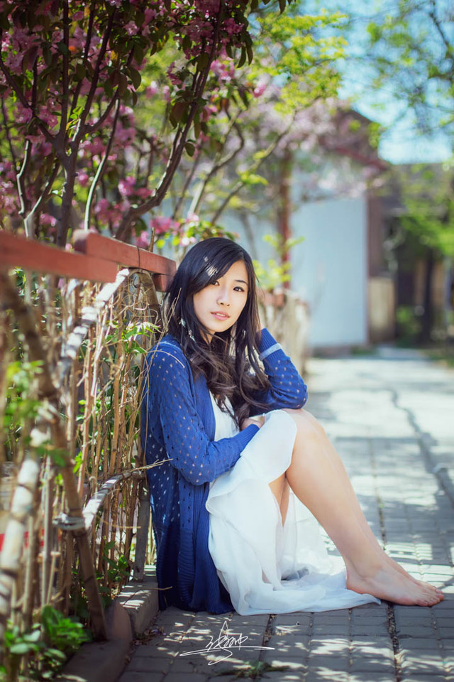 暖阳下的长裙少女迷人图  第7张
