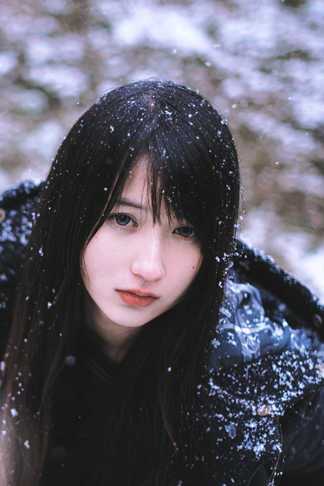 雪地上的清纯女子图片  第10张