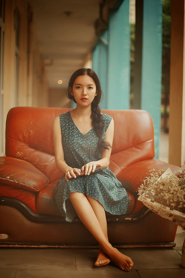碎花长裙的红唇女孩唯美图  第10张