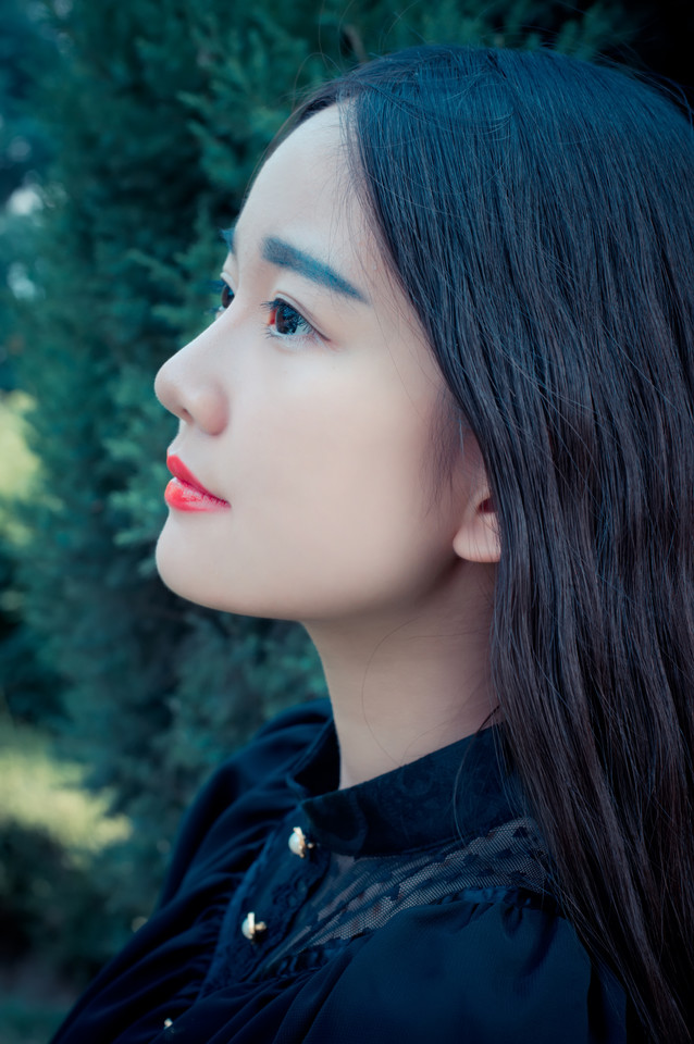 小提琴女子户外清纯图  第3张