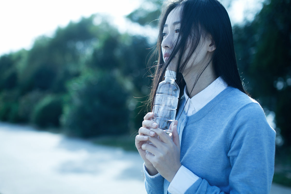 想去海边旅行的长发女子  第9张