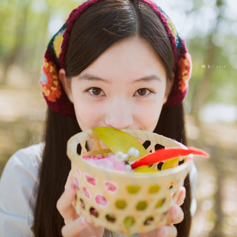 碎花裙美女森林捡松果  第22张
