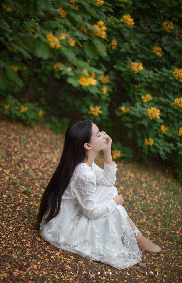 花丛中的白裙迷人少女  第4张